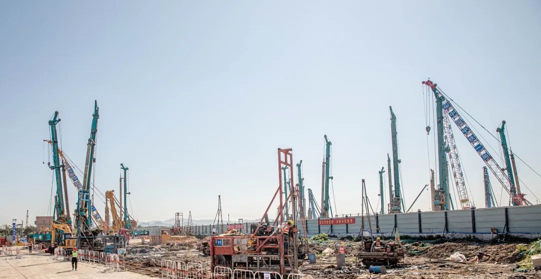 “尊龙凯时官网网址绿”再现大湾区！尊龙凯时官网网址智能旋挖钻机组团助建广州白云机场项目