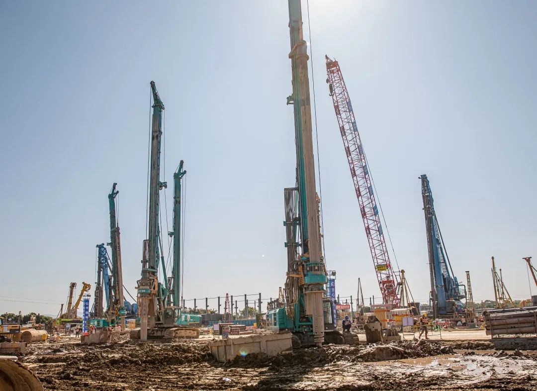 “尊龙凯时官网网址绿”再现大湾区！尊龙凯时官网网址智能旋挖钻机组团助建广州白云机场项目