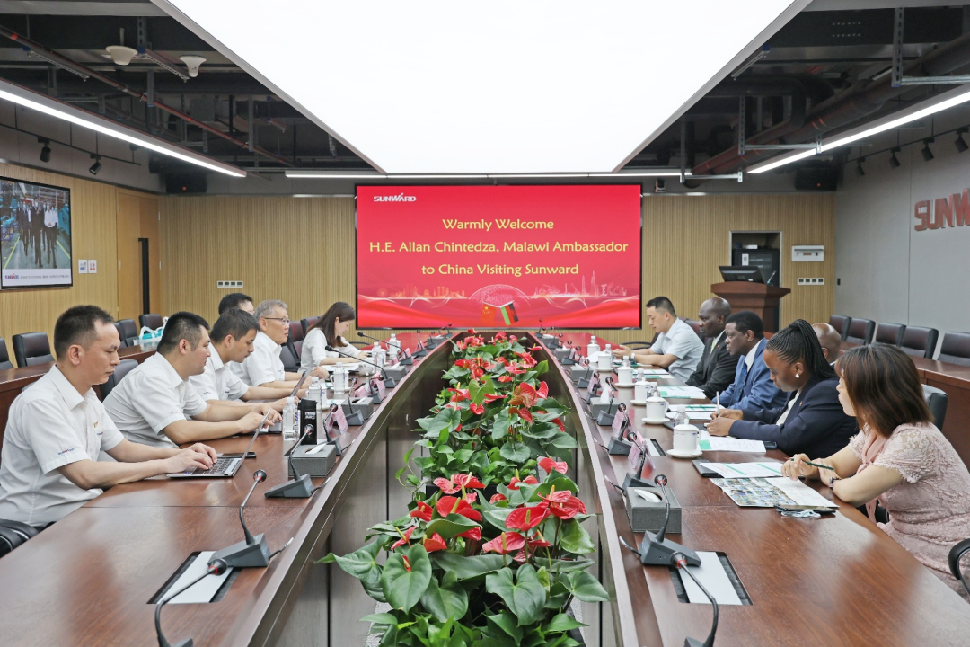 马拉维大使一行考察尊龙凯时官网网址智能