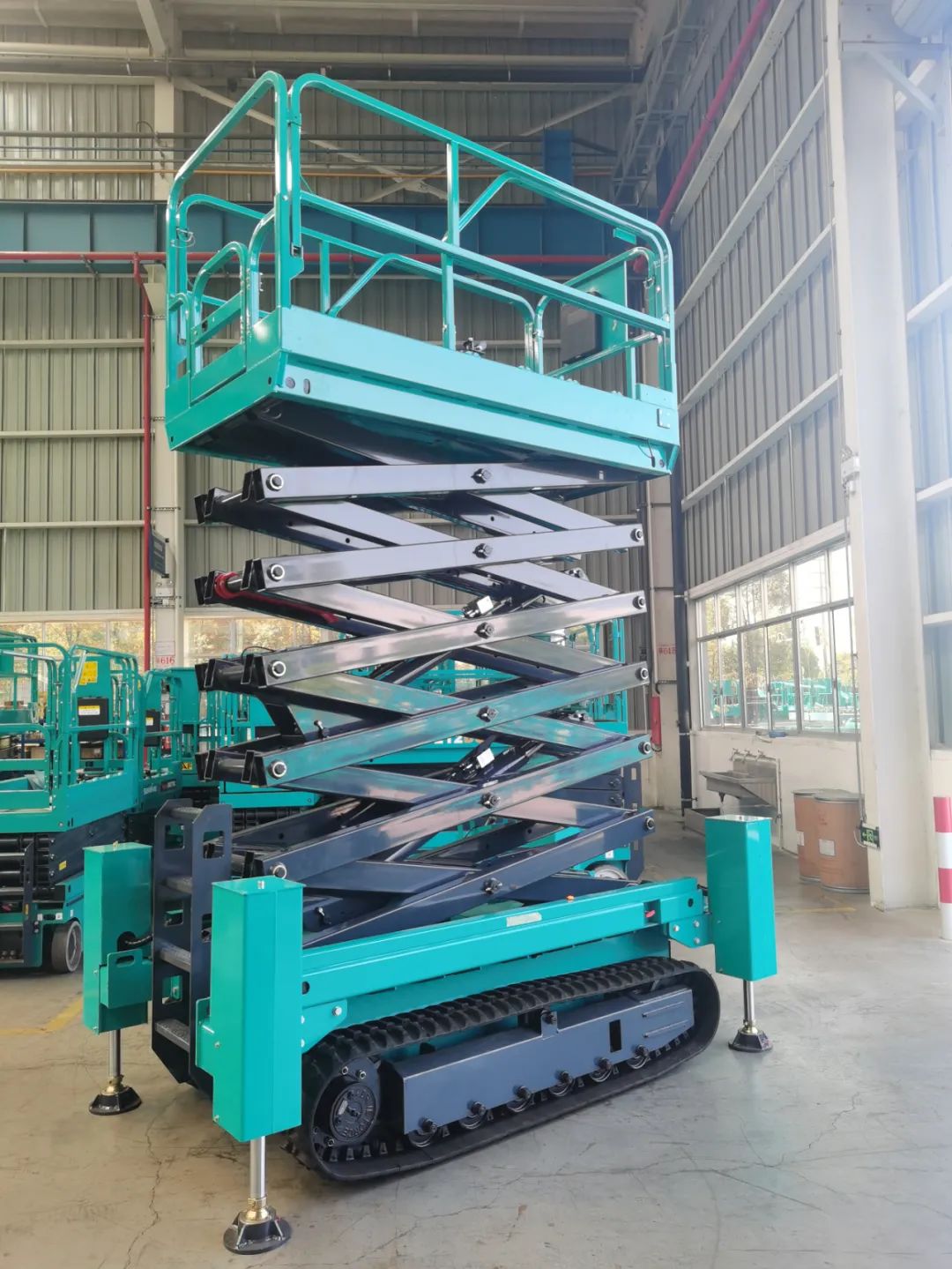 加速电动化产品结构，尊龙凯时官网网址智能第一款履带剪叉式高空作业平台来了！