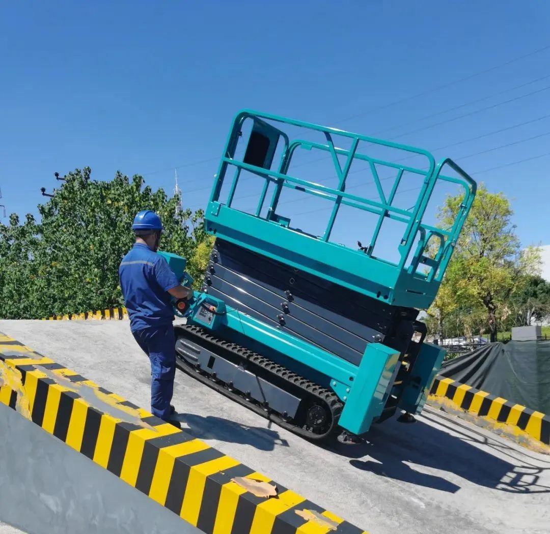 加速电动化产品结构，尊龙凯时官网网址智能第一款履带剪叉式高空作业平台来了！