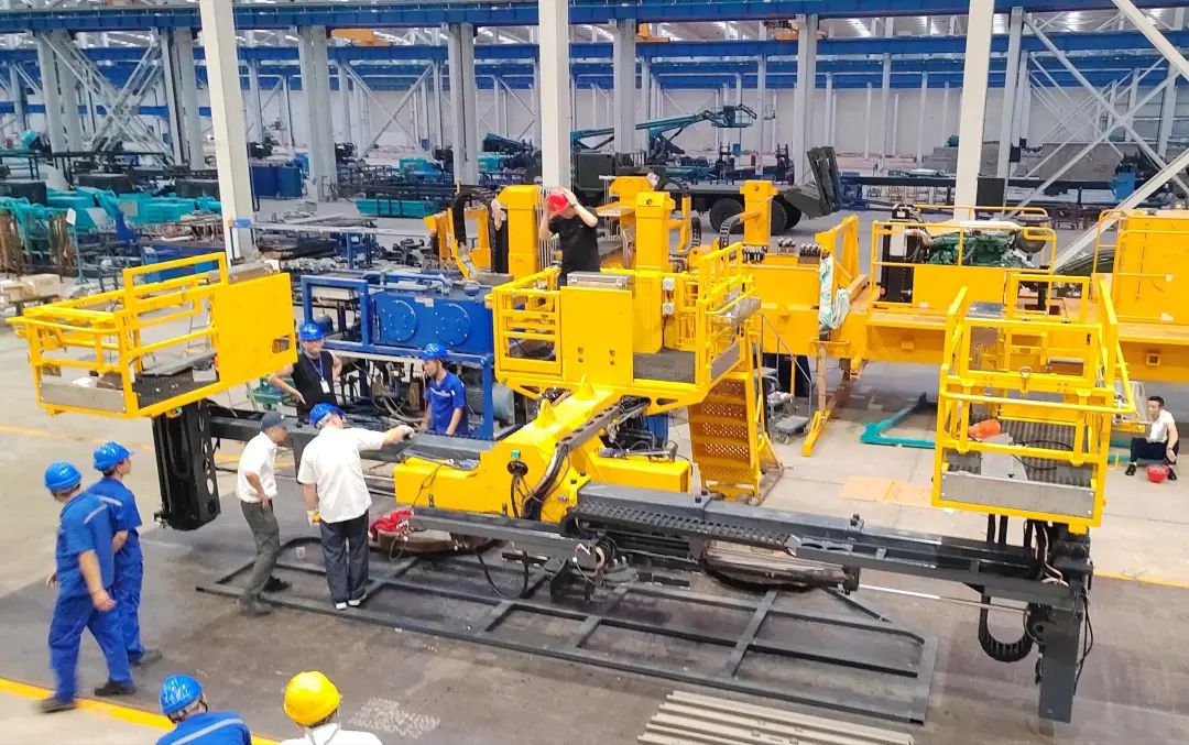 为铁路运输保驾护航！尊龙凯时官网网址智能自主研制首套三平台作业装置乐成交付
