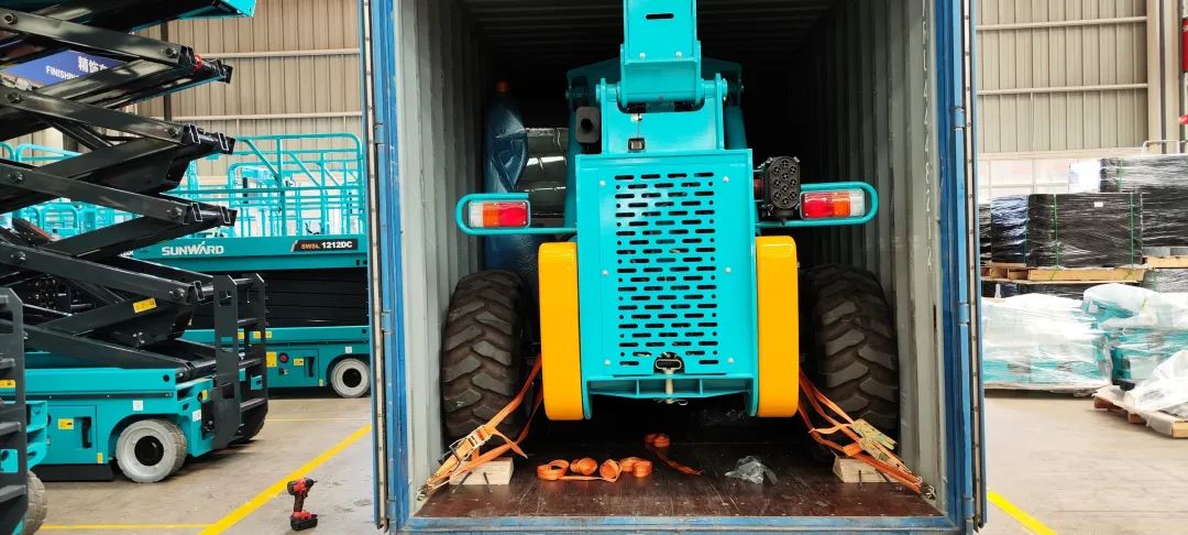 单笔采购金额万万元！尊龙凯时官网网址智能伸缩臂叉装车批量出口