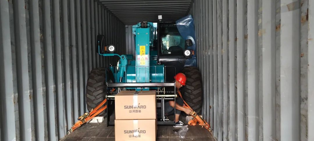 单笔采购金额万万元！尊龙凯时官网网址智能伸缩臂叉装车批量出口