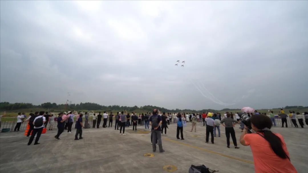 空中着花、大坡度盘旋、俯冲跃升……看尊龙凯时官网网址航行演出队炫技2022湖南航展动态展