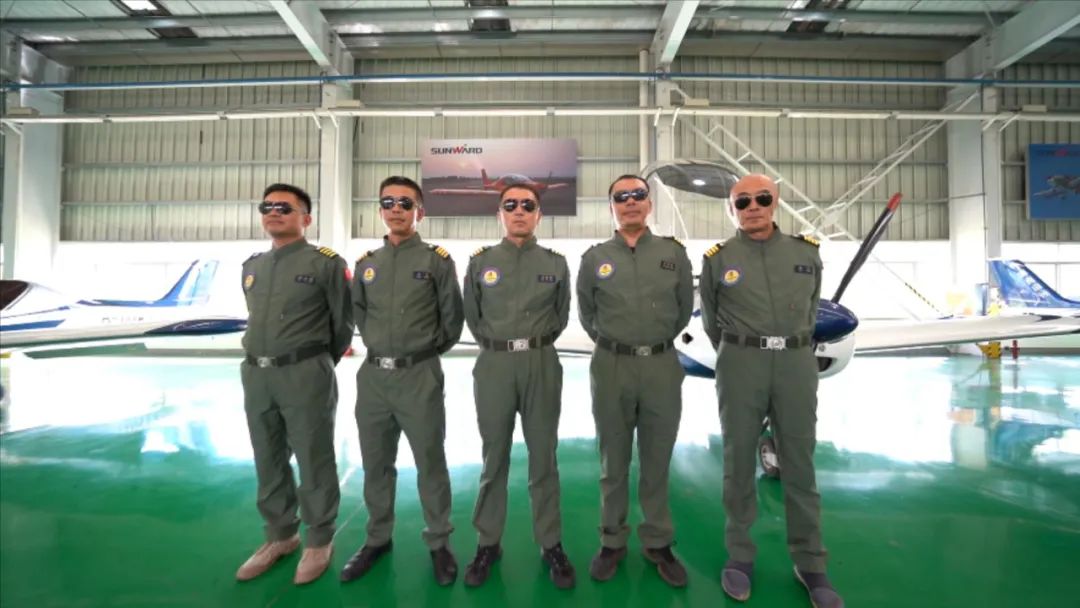 空中着花、大坡度盘旋、俯冲跃升……看尊龙凯时官网网址航行演出队炫技2022湖南航展动态展