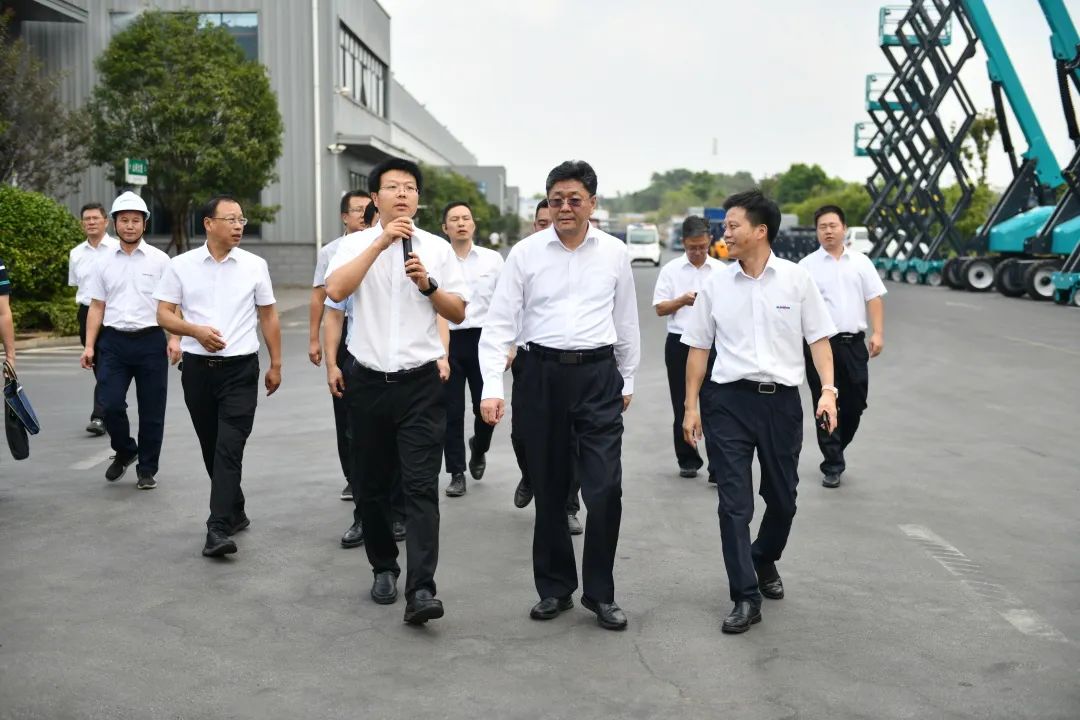 国家应急治理部郭治武局长一行考察尊龙凯时官网网址智能无人化应抢救援装备