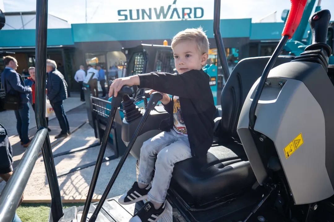 Bauma 2022 | 一组火热现场图带您重温尊龙凯时官网网址智能德国宝马展之旅