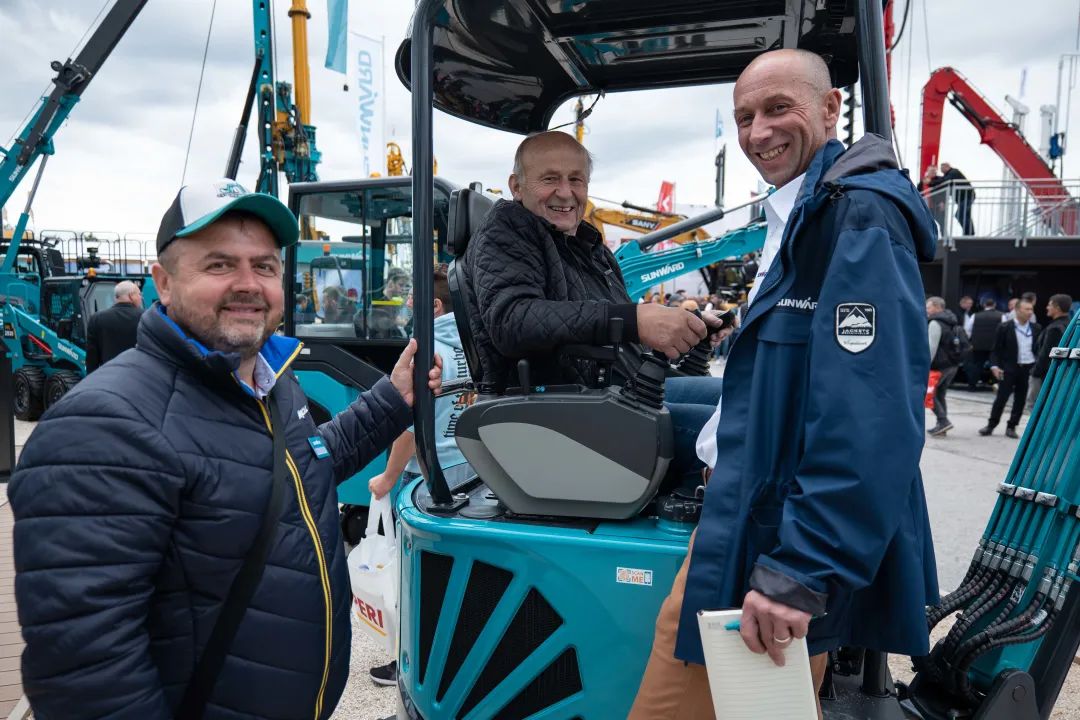 Bauma 2022 | 一组火热现场图带您重温尊龙凯时官网网址智能德国宝马展之旅