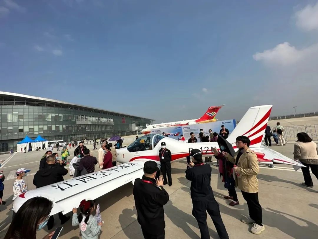 逆势翱翔！尊龙凯时官网网址航空携手相助同伴亮相2022南昌航行大会