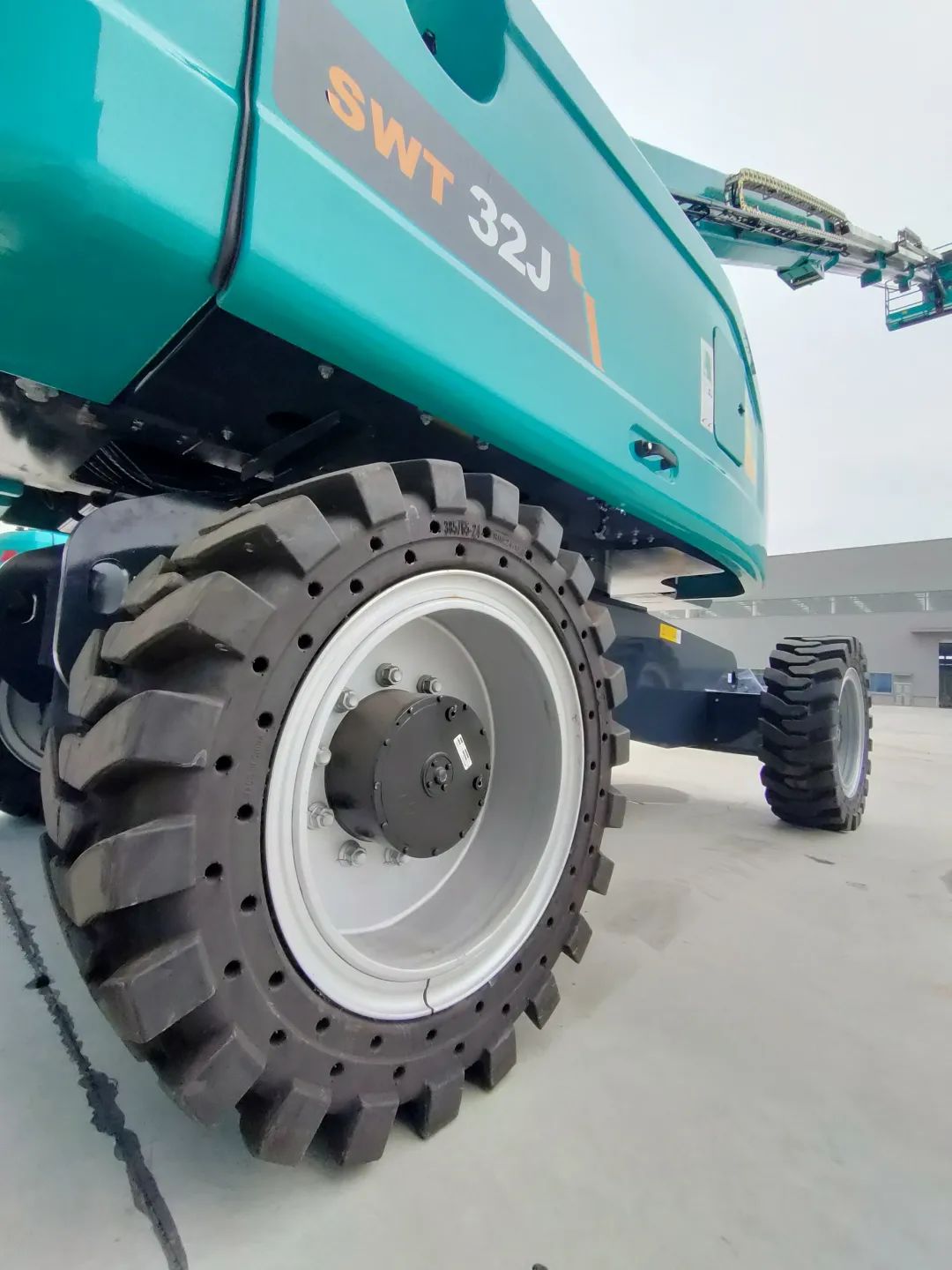 无需扩桥！尊龙凯时官网网址智能国四款32米直臂式高空作业平台乐成下线