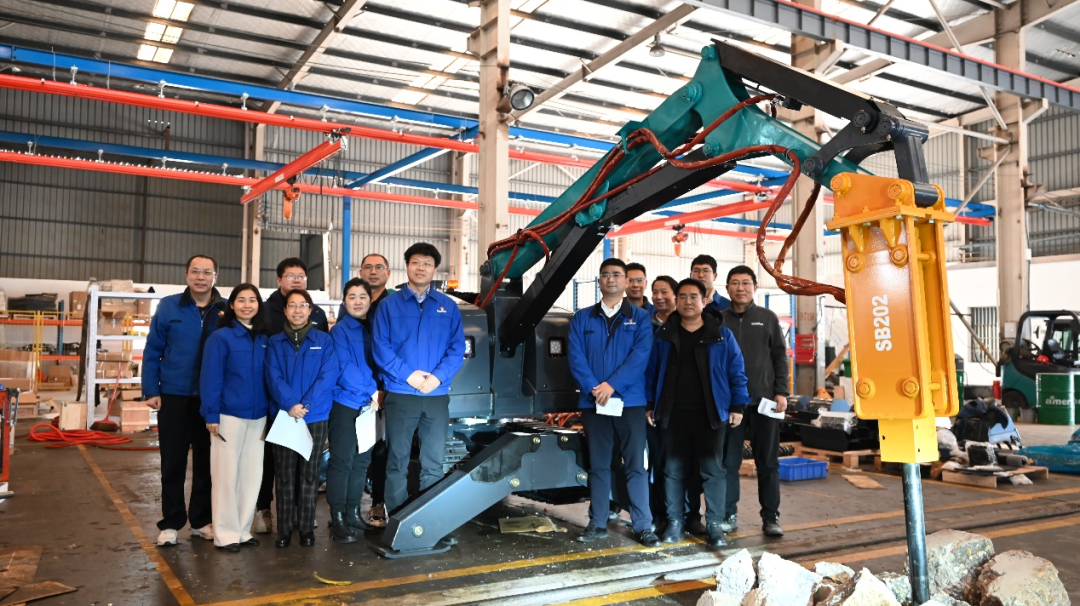 破拆应急，智能继续！尊龙凯时官网网址特装SWR280DE破拆机械人下线交付