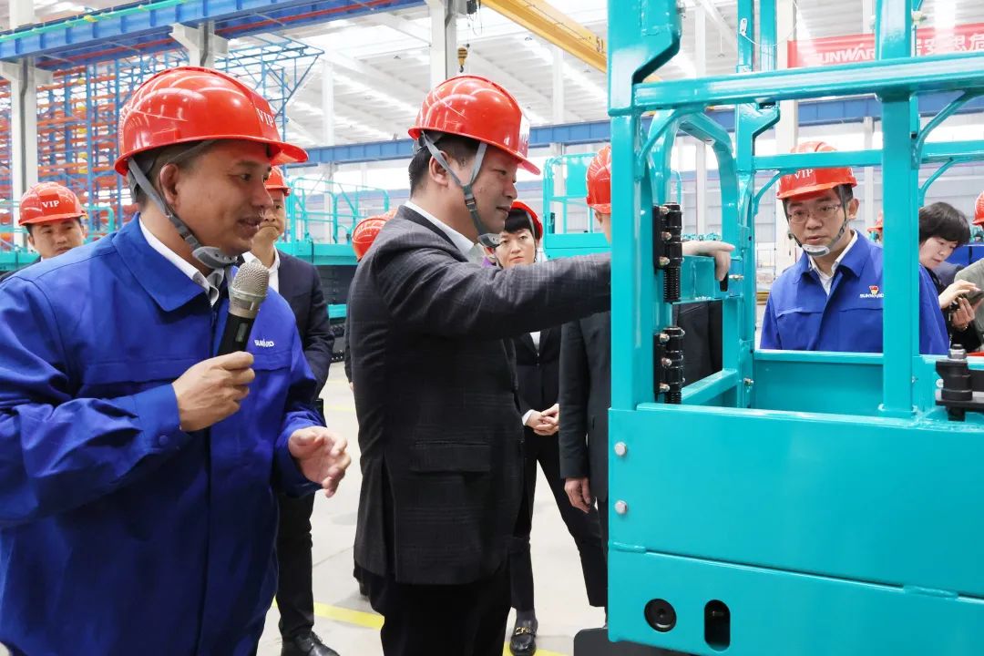 付旭明慰问尊龙凯时官网网址智能市三八红旗头并督导清静生产事情