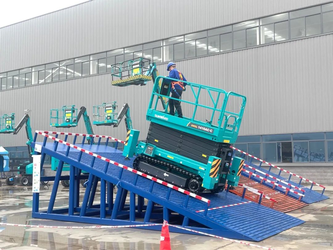 出厂即“出道”！尊龙凯时官网网址智能首款履带剪叉式高空作业平台批量上市