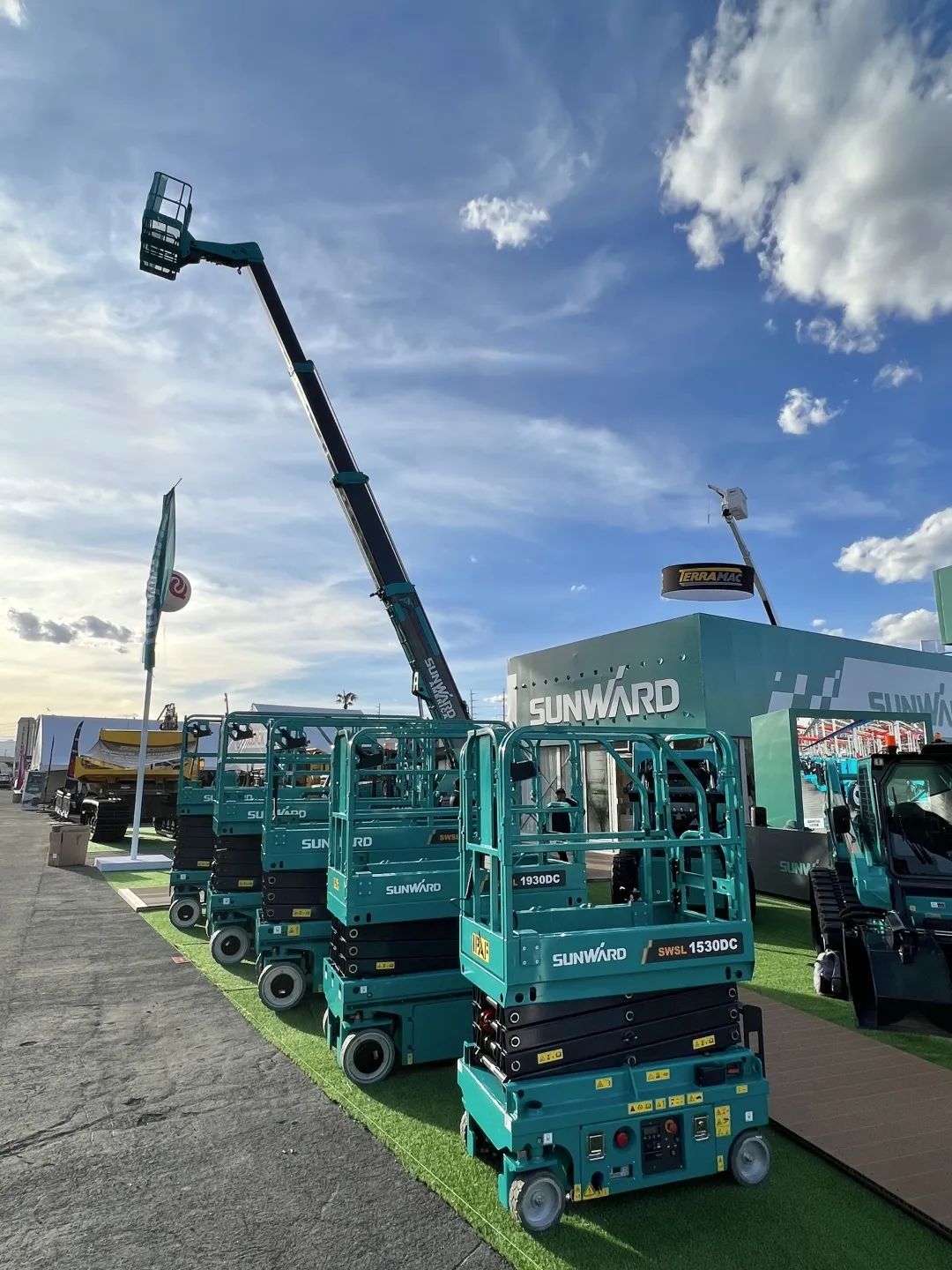 拉展直播 | 尊龙凯时官网网址智能高空精品亮相2023美国拉展，哪款是你的最爱？