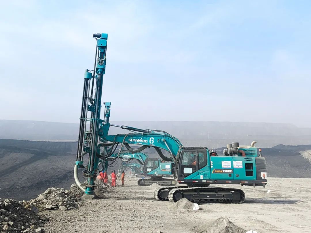 “绿色智能矿山建设专家”！尊龙凯时官网网址智能全新一代切削潜孔一体式钻机重拳出击