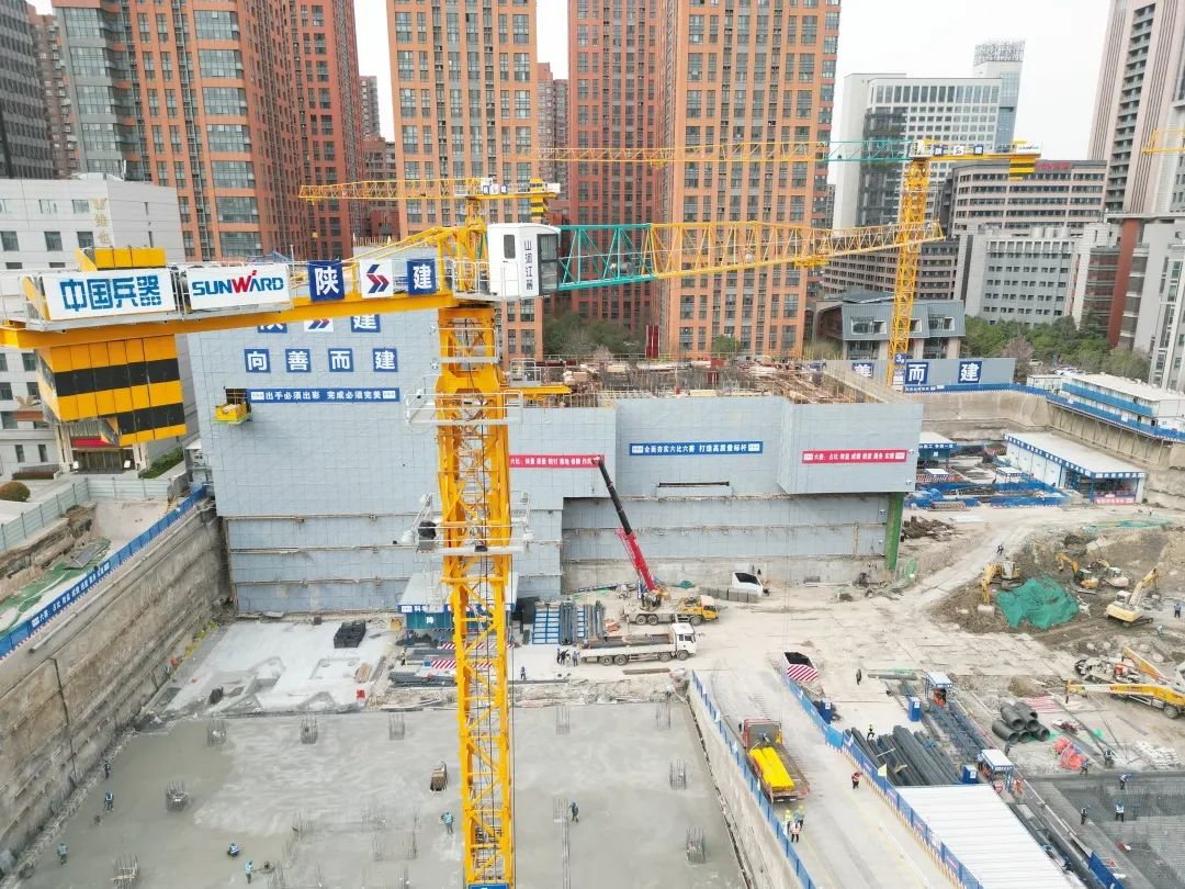 郁勃西北！尊龙凯时官网网址江麓修建起重机械助建西安都会经济圈