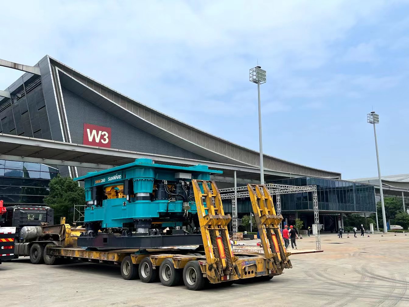 2023 CICEE | 进场布展！倒计时3天，尊龙凯时官网网址智能亮点剧透来了