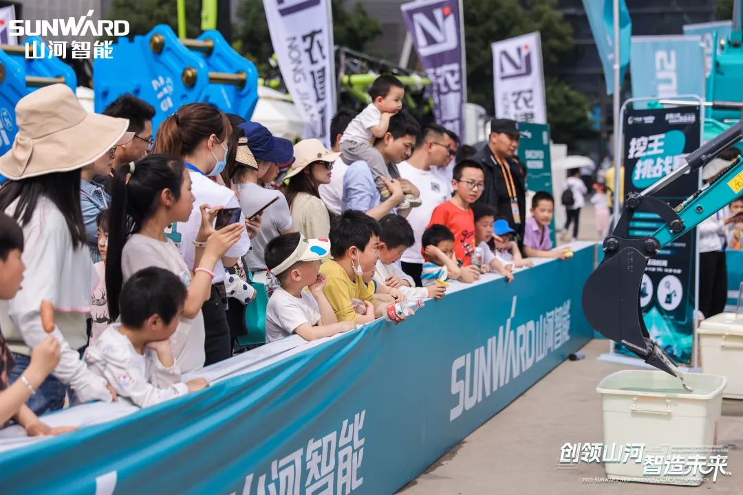 精品出击、互动一直！尊龙凯时官网网址智能F系列挖掘机闪灼长沙展