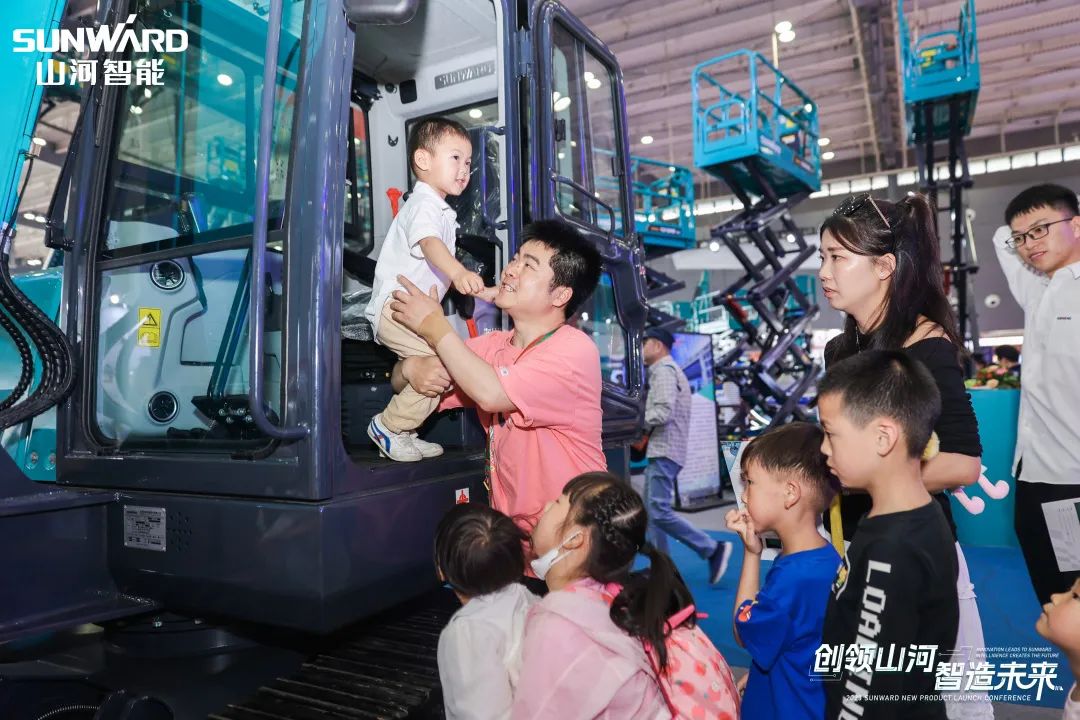 精品出击、互动一直！尊龙凯时官网网址智能F系列挖掘机闪灼长沙展