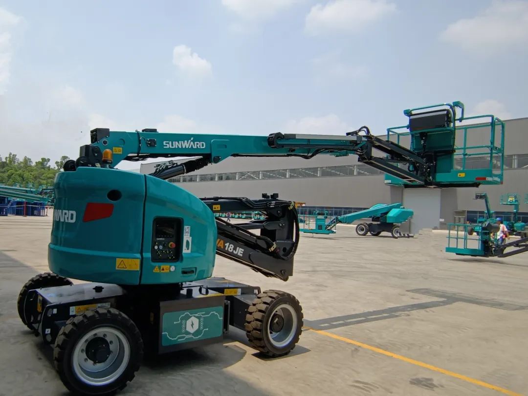 新能源家族再添“新丁”！尊龙凯时官网网址智能三款电动臂式高空作业平台齐下线