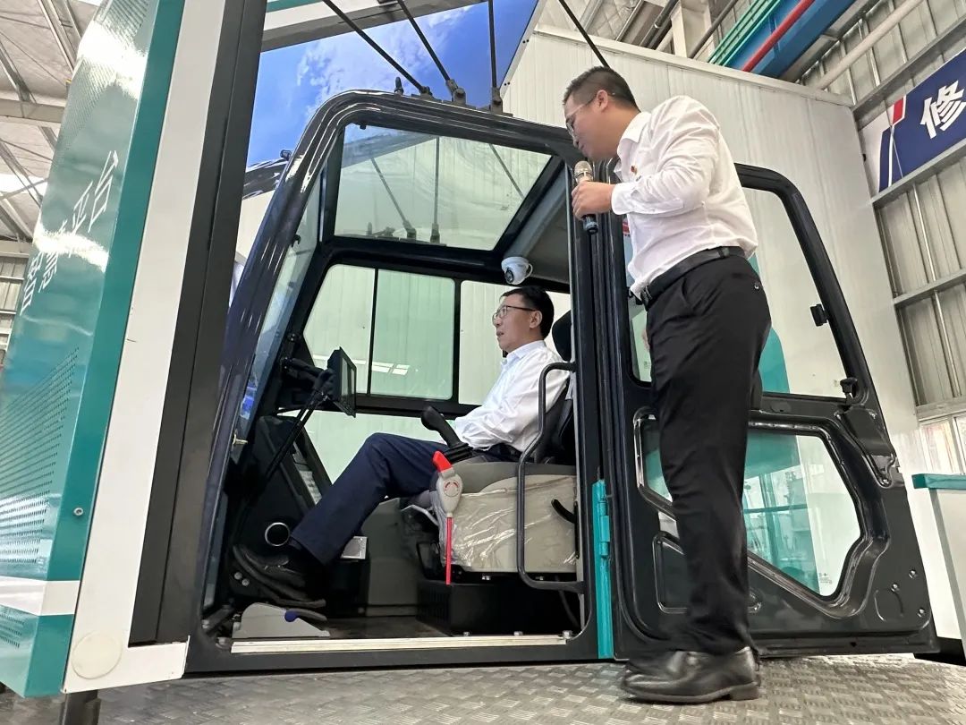 中国联通集团副总司理梁宝俊到访尊龙凯时官网网址智能