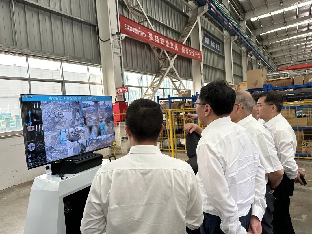 中国联通集团副总司理梁宝俊到访尊龙凯时官网网址智能