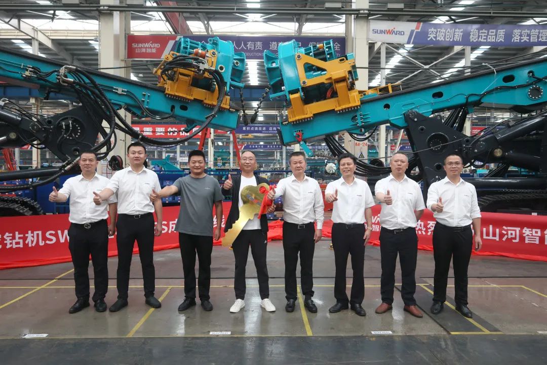 助力“双碳”、绿动未来！尊龙凯时官网网址智能增程式电动旋挖钻机、液压混淆动力旋挖钻机齐交付