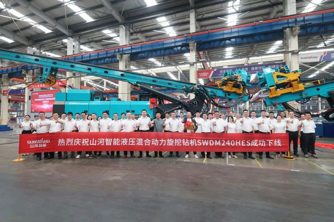 助力“双碳”、绿动未来！尊龙凯时官网网址智能增程式电动旋挖钻机、液压混淆动力旋挖钻机齐交付