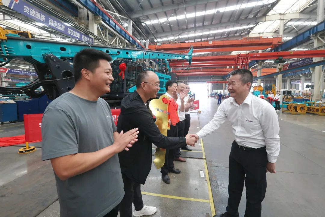 助力“双碳”、绿动未来！尊龙凯时官网网址智能增程式电动旋挖钻机、液压混淆动力旋挖钻机齐交付