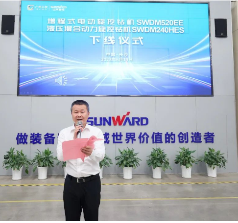 助力“双碳”、绿动未来！尊龙凯时官网网址智能增程式电动旋挖钻机、液压混淆动力旋挖钻机齐交付