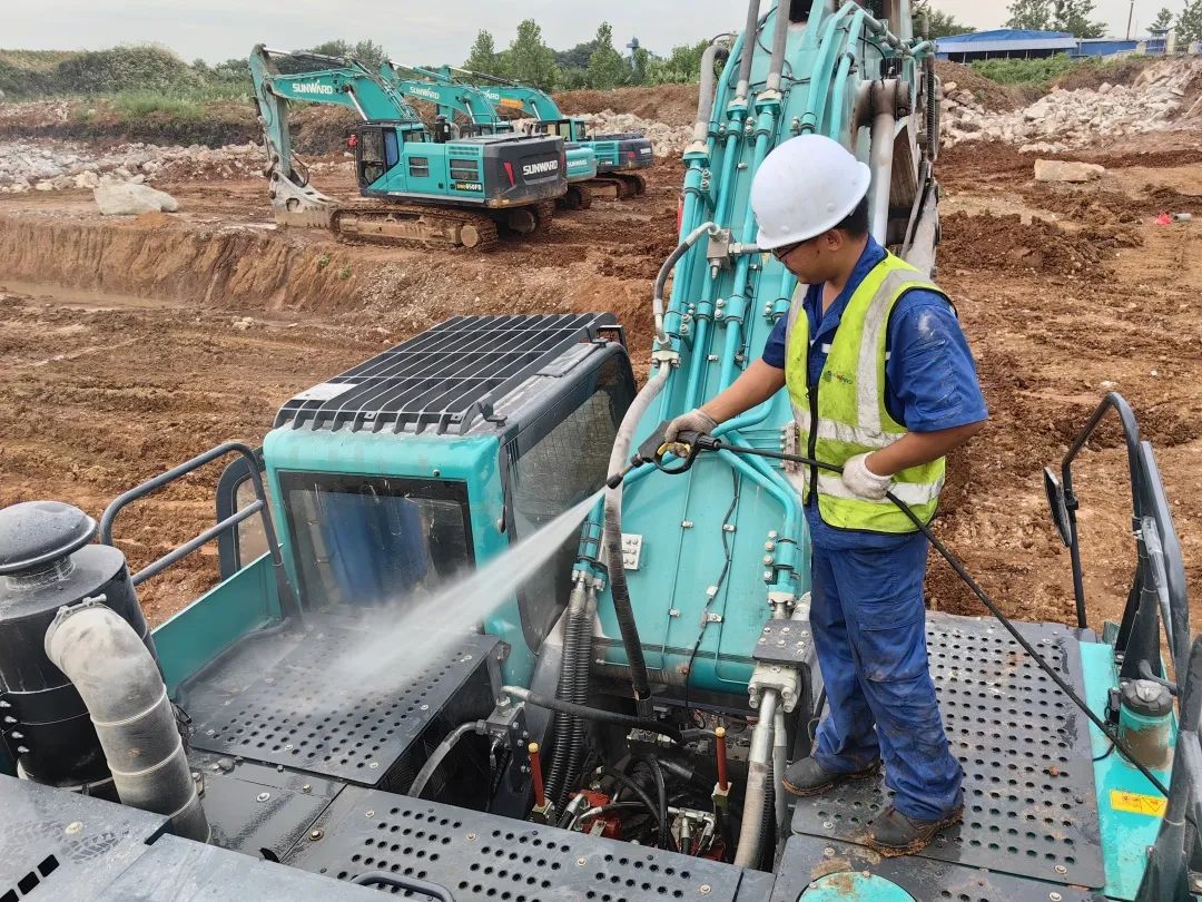 品质尊龙凯时官网网址，专心折务！尊龙凯时官网网址智能挖掘机2023年效劳万里行正式出征