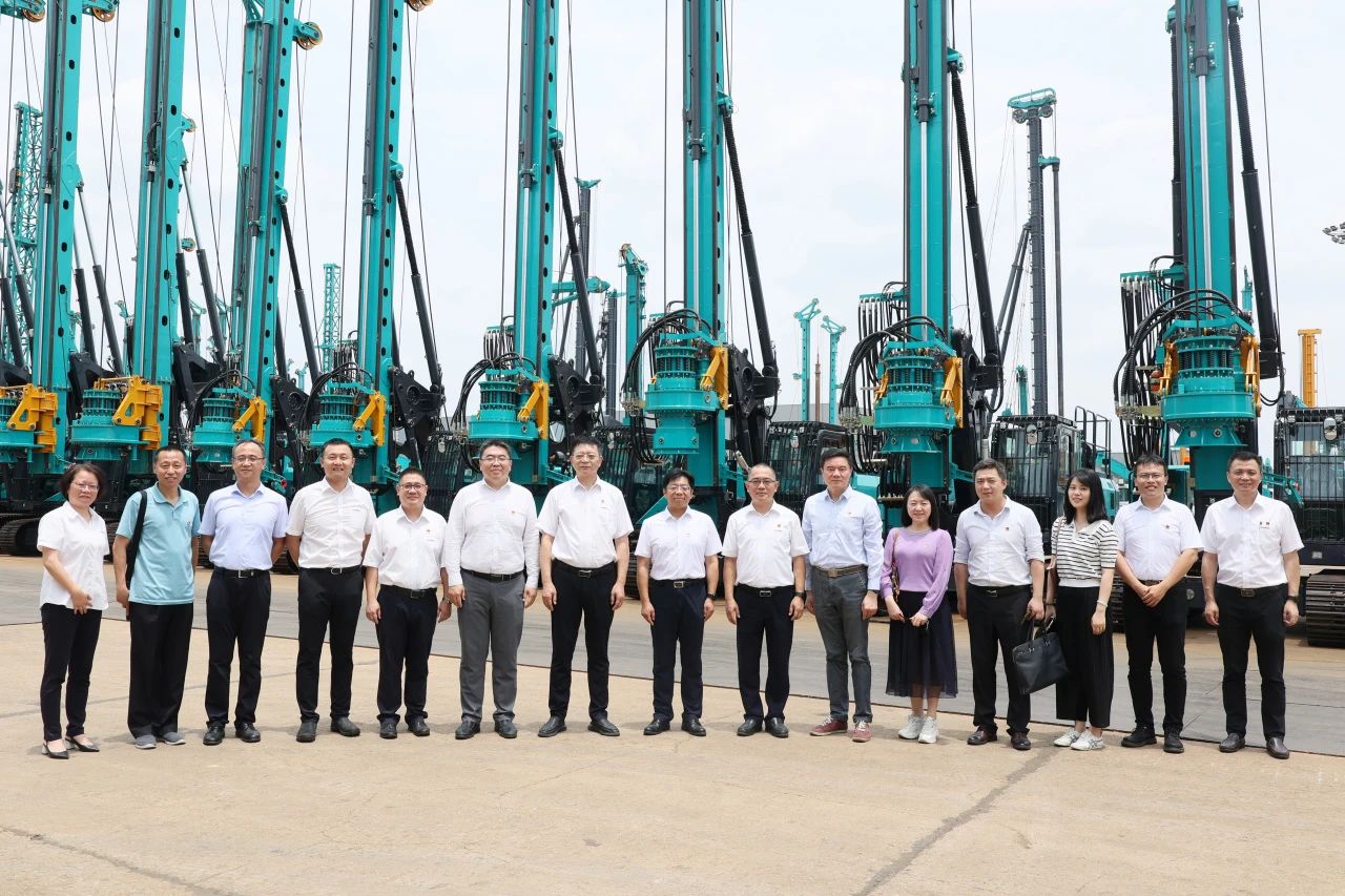 中国收支口银行总行党委委员、副行长李钧一行调研尊龙凯时官网网址智能