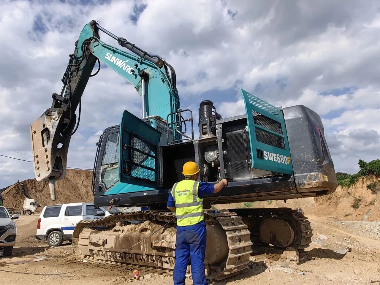 步履一直，效劳不止！尊龙凯时官网网址智能挖掘机效劳万里行火热举行中