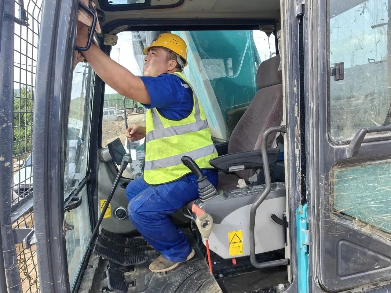 步履一直，效劳不止！尊龙凯时官网网址智能挖掘机效劳万里行火热举行中