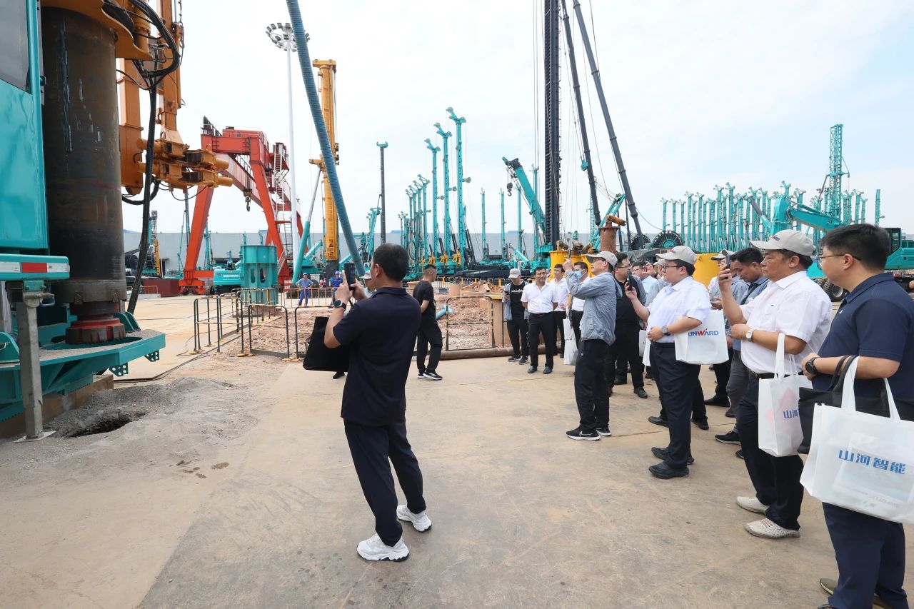 尊龙凯时官网网址智能全球首创深井套管车载钻机下线宣布