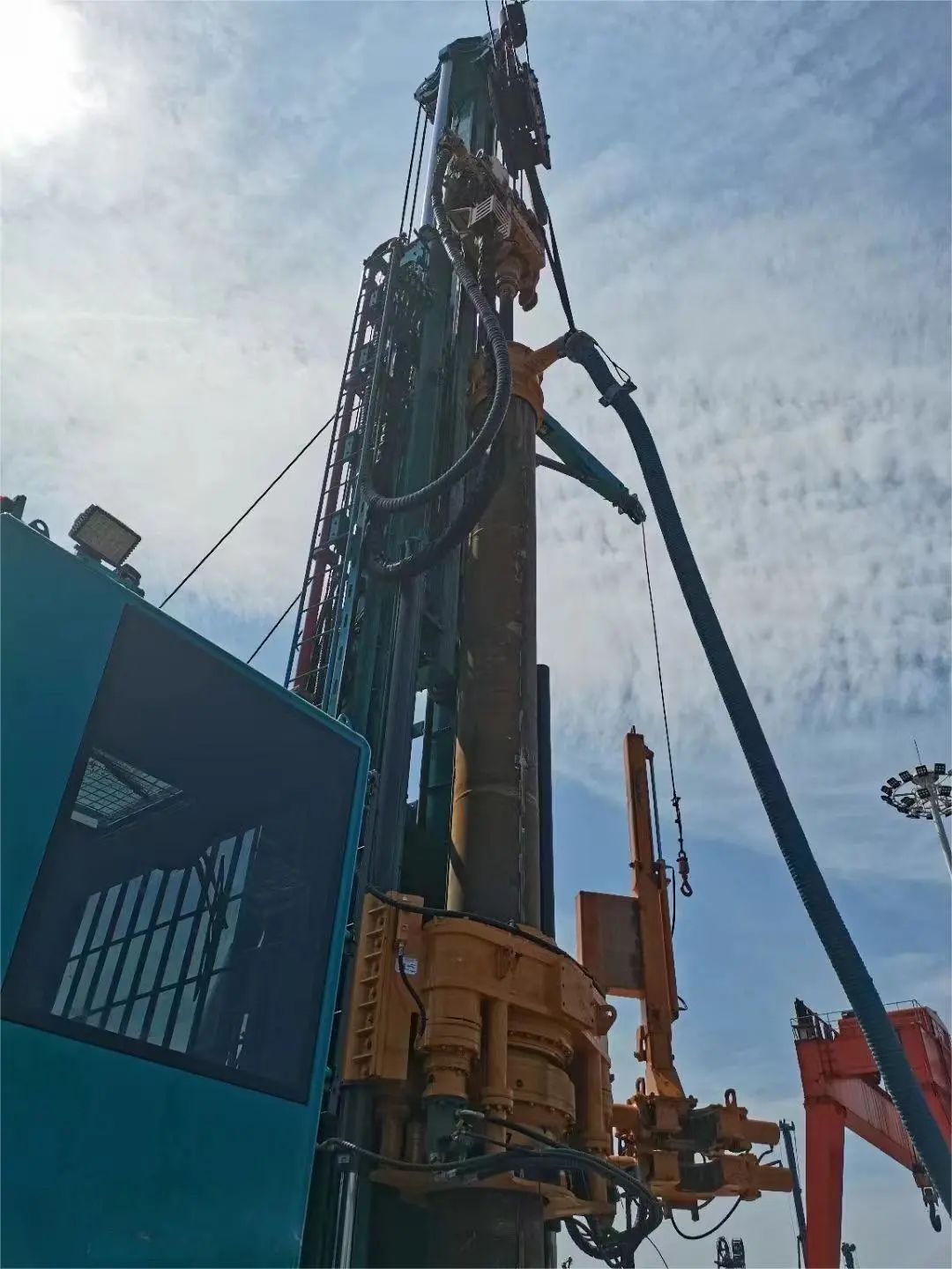 尊龙凯时官网网址智能全球首创深井套管车载钻机下线宣布