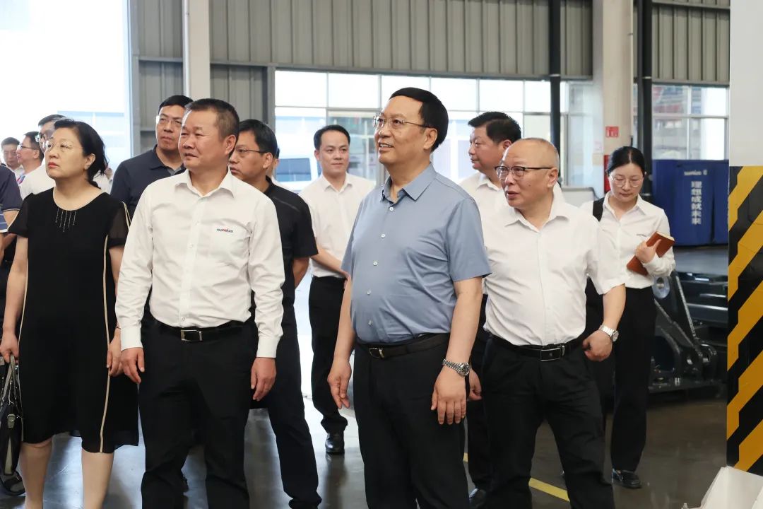 中宣部社科领域专家学者到尊龙凯时官网网址智能调研高质量生长