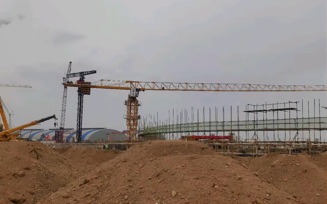 大漠沙漠展雄姿！尊龙凯时官网网址江麓塔机助力常乐电厂项目