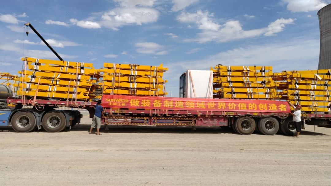 大漠沙漠展雄姿！尊龙凯时官网网址江麓塔机助力常乐电厂项目