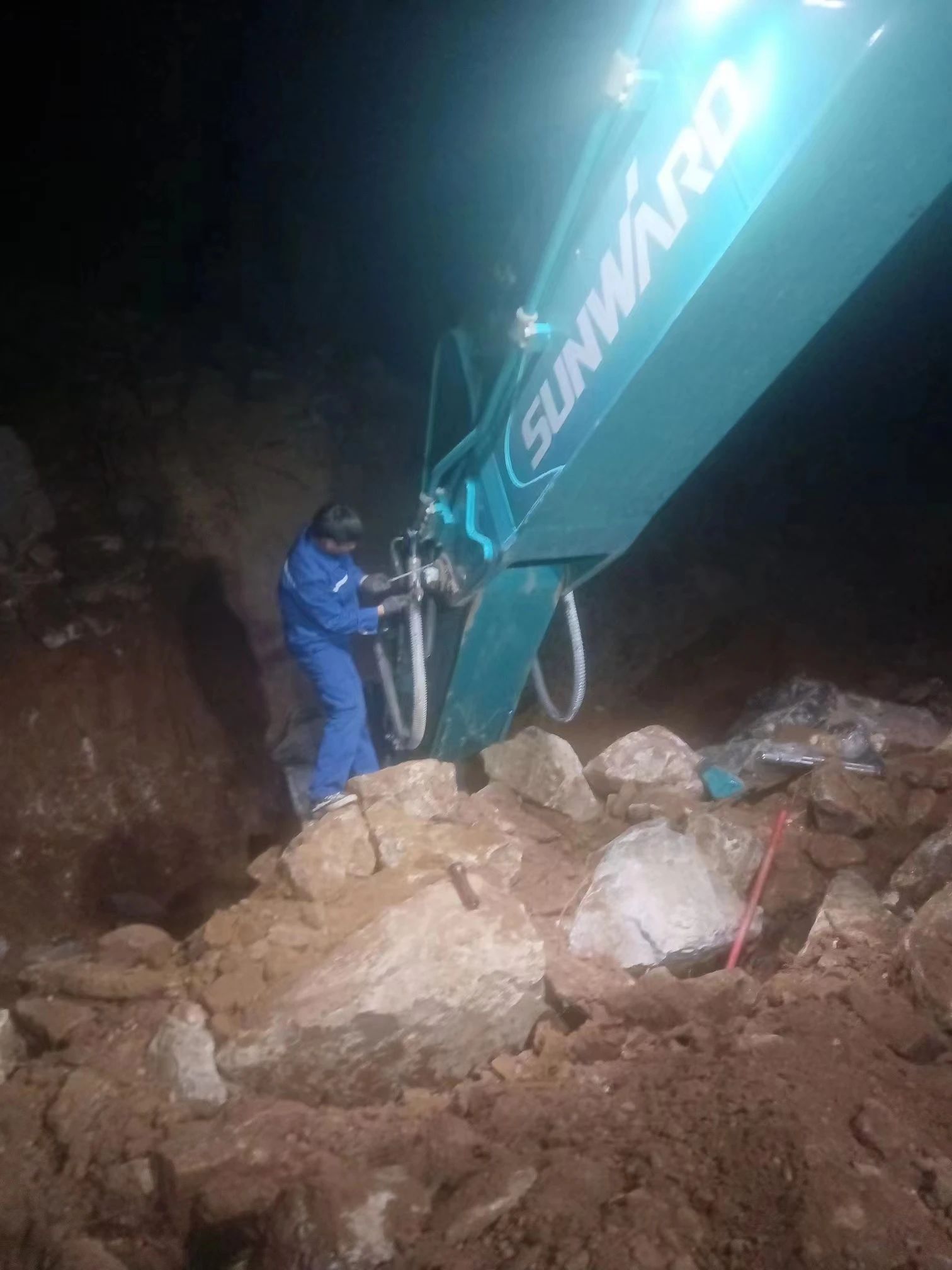 一线“热”闻 | 专业售后，专心折务！尊龙凯时官网网址智能挖掘机效劳万里行一直在路上