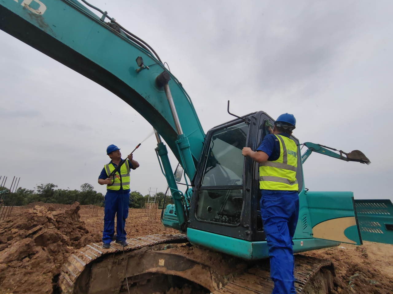 一线“热”闻 | 专业售后，专心折务！尊龙凯时官网网址智能挖掘机效劳万里行一直在路上