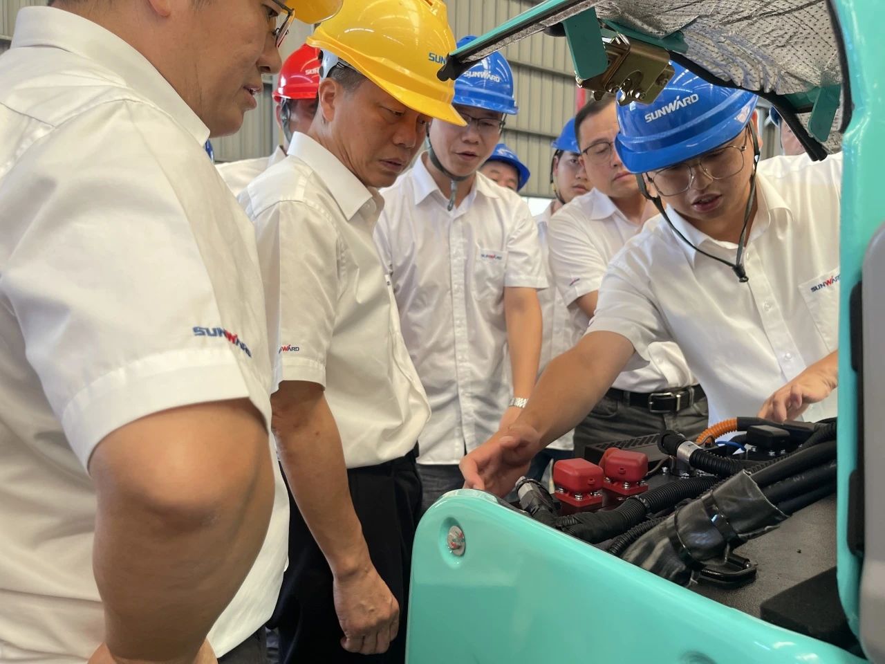 小身段，大能量！尊龙凯时官网网址智能最小纯电动液压挖掘机乐成下线