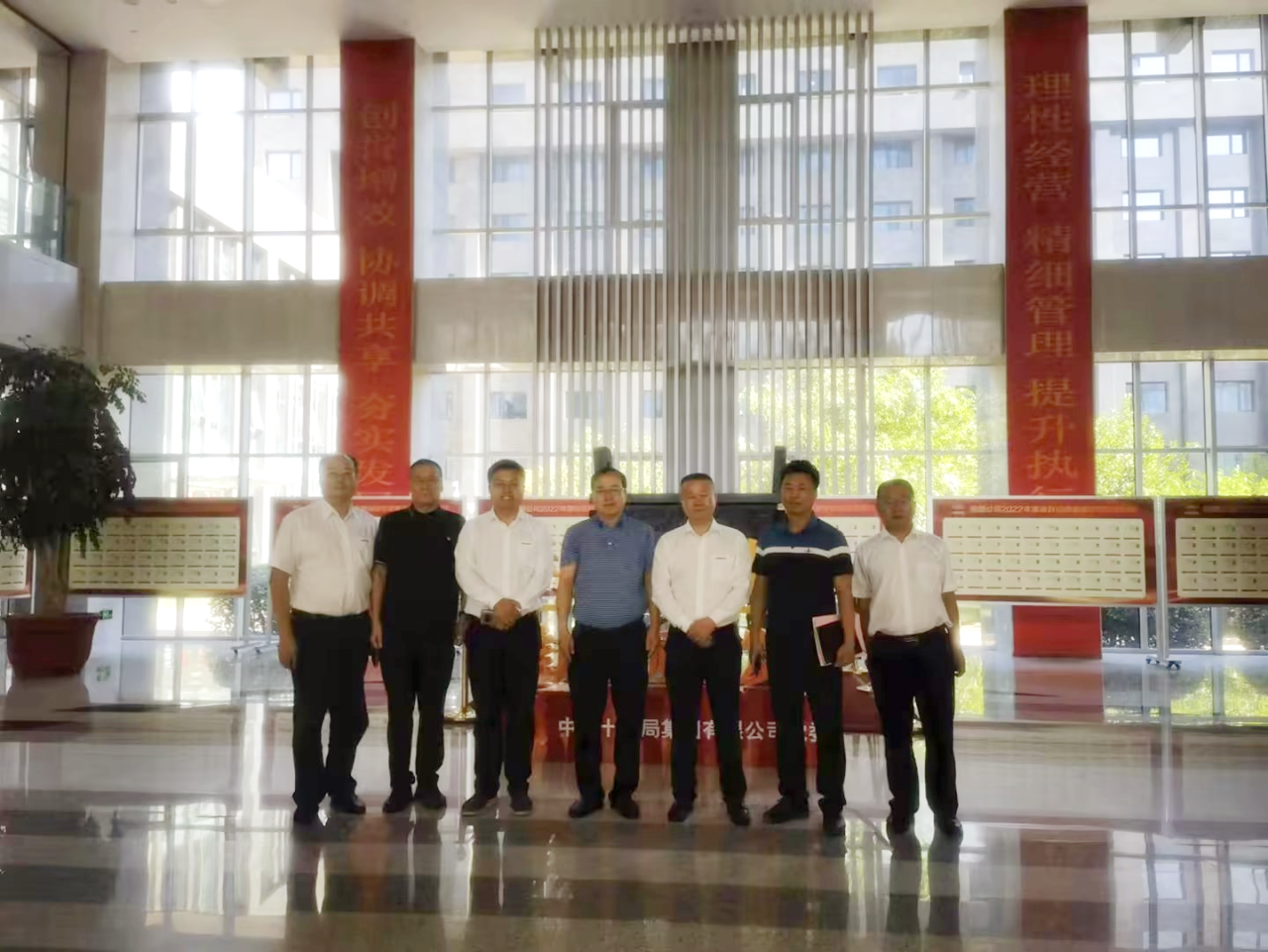 相助共赢！尊龙凯时官网网址智能总司理夏志宏带队赴中铁十九局造访交流