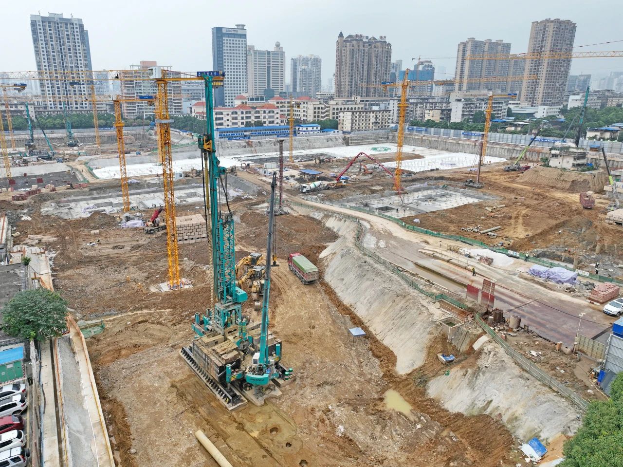 “绿巨人”显神威！尊龙凯时官网网址智能引孔式静力压桩机助建“绿城”南宁民生项目