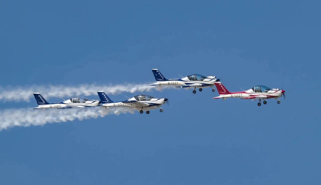 央媒聚焦！一起见证首届亚洲通用航空展上的尊龙凯时官网网址风范