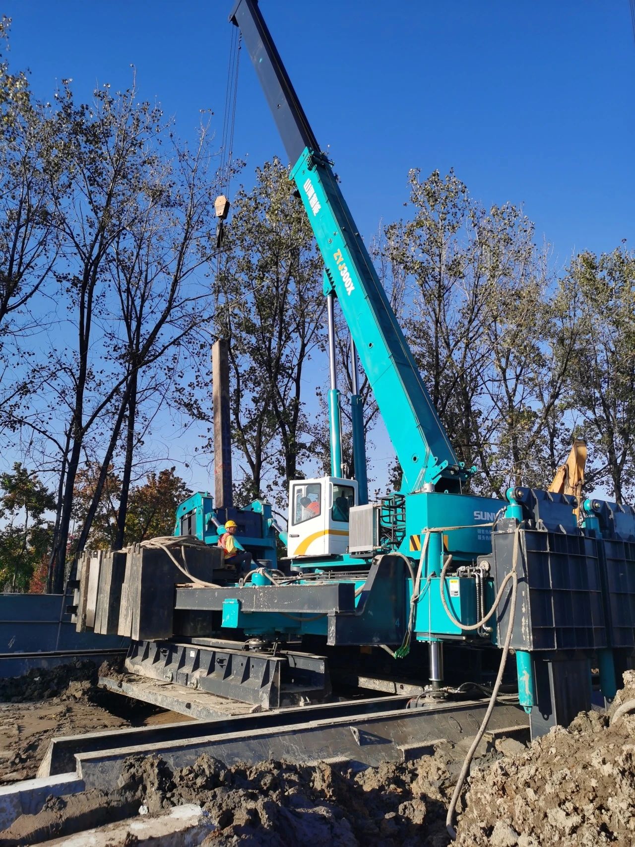 “尊龙凯时官网网址绿”闪灼西子湖畔！尊龙凯时官网网址智能ZYJ300X斜桩压桩机强势来袭