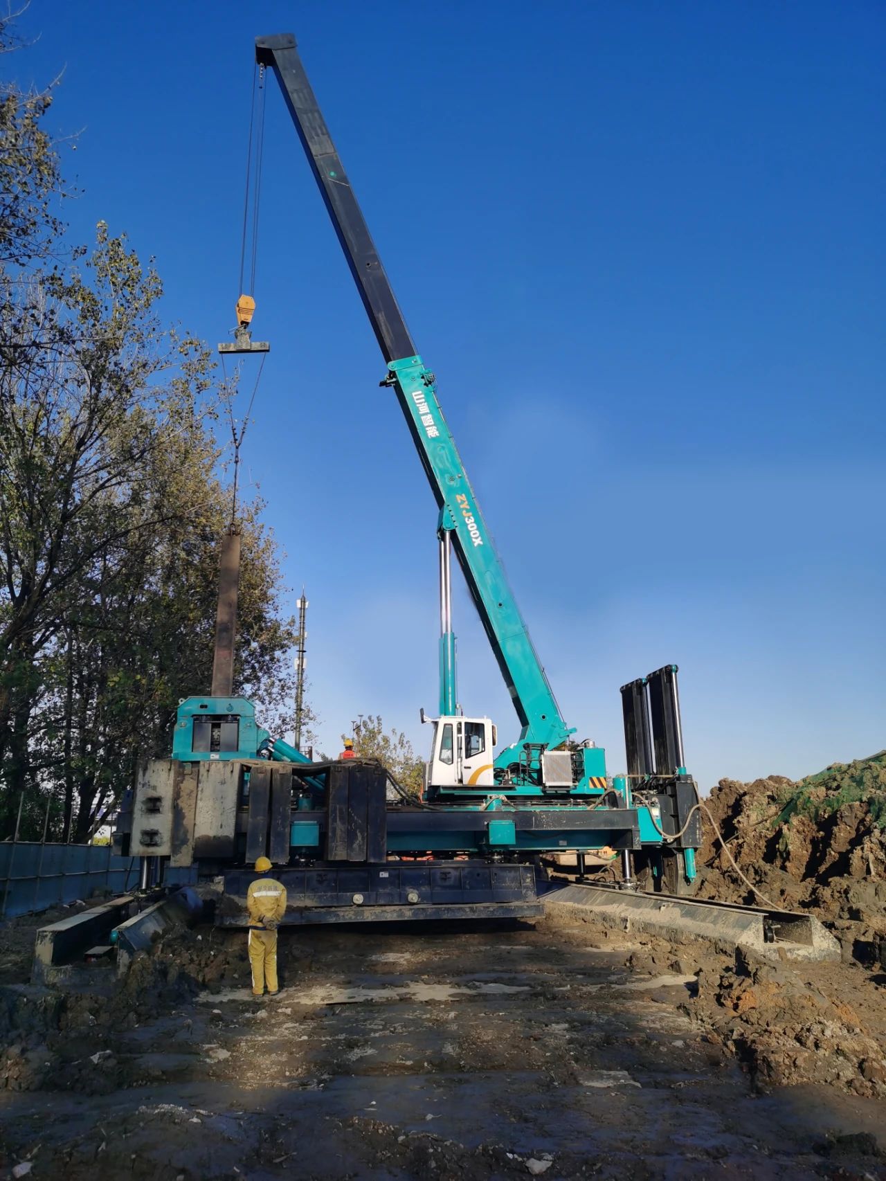 “尊龙凯时官网网址绿”闪灼西子湖畔！尊龙凯时官网网址智能ZYJ300X斜桩压桩机强势来袭