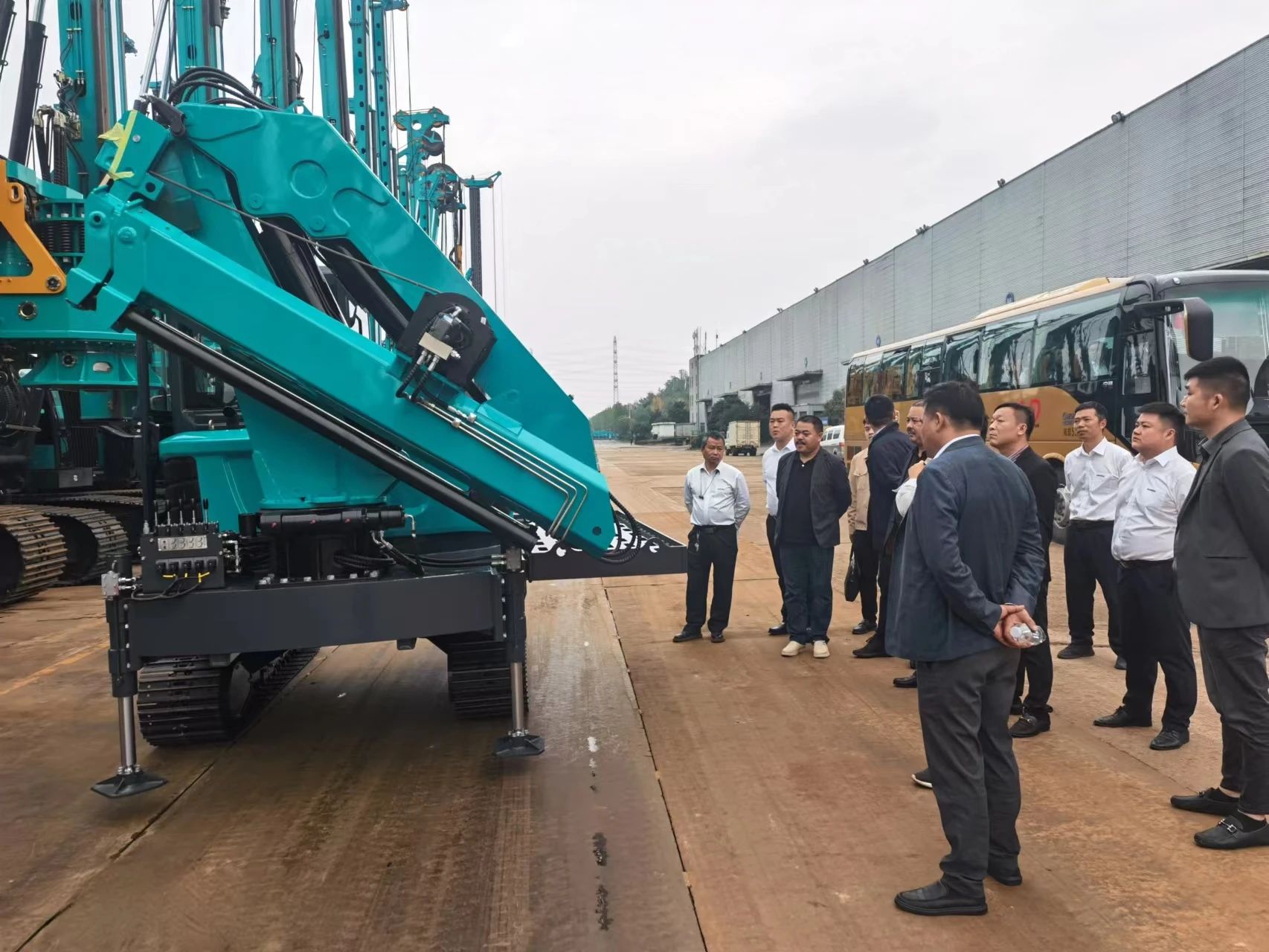 行业严冬现暖阳！现场签购20台旋挖钻机，尊龙凯时官网网址智能携手湖南骏牛助力国家电网项目建设