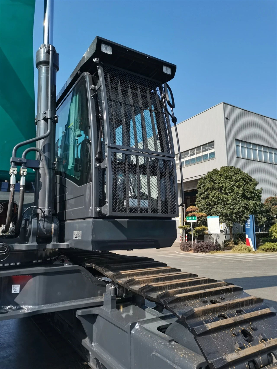 定制开发、功效更强！尊龙凯时官网网址智能SWE750ELR加长臂液压挖掘机下线交付